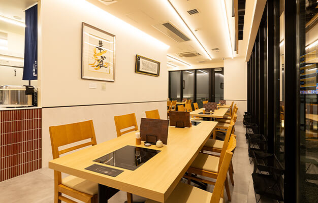 落ち着いた内装の店内