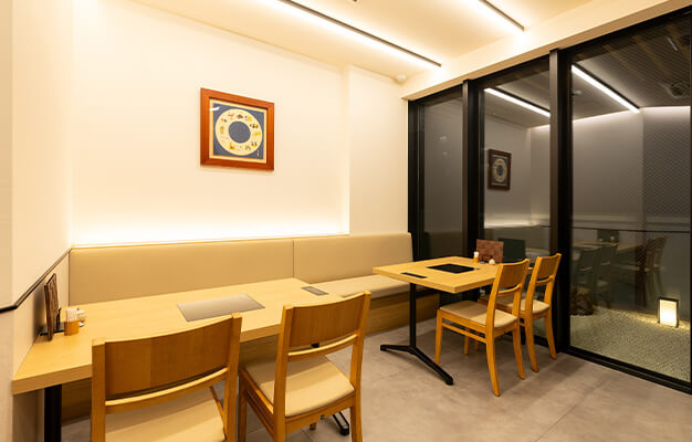 ゆったり座れるテーブル席